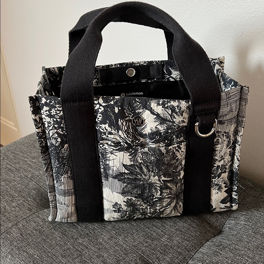 Lululemon Boxy Mini Tote 4.5L Sketch Turtledove Navy/Obsidian
